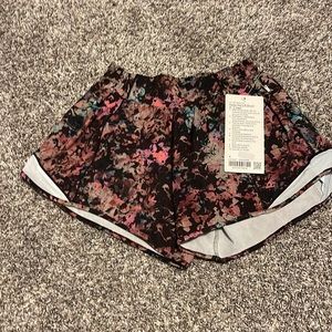 Lululemon Hotty Hot LR Short 4”